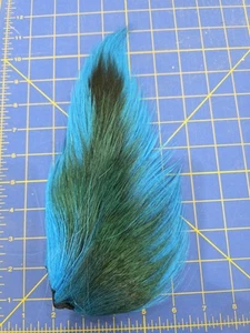 Pelo de piel de ciervo azul fluorescente teñido D3 - Imagen 1 de 2