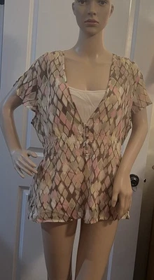 Blusa de mujer RQT Petites con estampado de diamantes transparentes cuello en V PL Foto 1 de 4