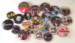 LOT d'ÉPINGLETTES ORIGINALES ANNÉES 80-90 DOS DE BANDE JUDAS PRIEST HALL & OATES & plus - Photo 1/7