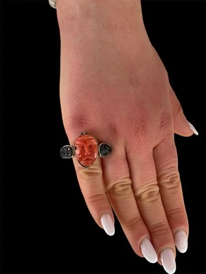 Anello Artigianale In Oro 9kt Argento Volti Scolpiti E Scompartimento Segreto - Immagine 1 di 4