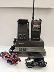 Kenwood TR 2600A, NADAJNIK-ODBIORNIK FM 144 MHz ze stacją ładującą, samochodem i standardem... - Zdjęcie 1 z 17