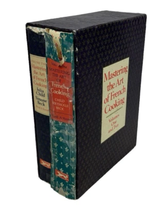 Mastering the Art of French Cooking by Julia Child 2 Volume Cookbook Slip Case Foto 1 de 4