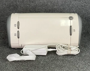 Cricut Personal Electronic Cutter CRV001 ✂️ mit Netzteil Adapter 🔌 - Weiß - Bild 1 von 20