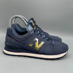 Zapato deportivo New Balance 574 para mujer talla 7 logotipo dorado gamuza azul marino - Imagen 1 de 10