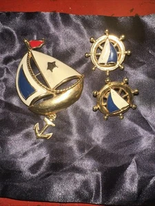 Spilla vintage AVON firmata smalto oro barca a vela spilla e post retro ORECCHINO set nautica - Foto 1 di 2