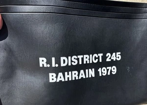 Vintage Leder große Bank Depot Tasche R.I. District 245 Bahrain 1979 Schecks Geld - Bild 1 von 8