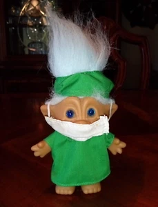 Muñeca Troll Ace Novelty Cirujano/Doctor 5" - Conjunto Verde Exfoliantes, Cabello Azul Claro - Imagen 1 de 3