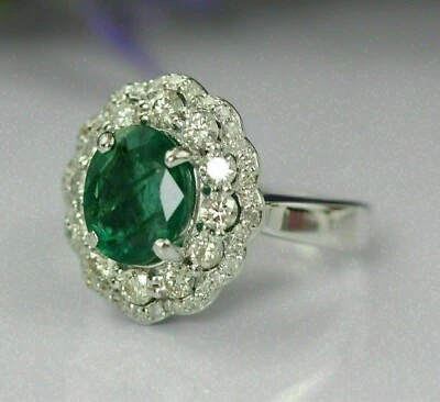 Anillo de compromiso ovalado de 2,00 quilates con halo de esmeralda verde simulado enchapado en oro blanco de 14 quilates Foto 1 de 4
