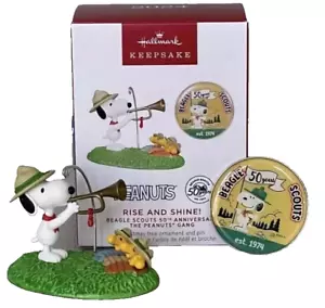 2024 Hallmark Snoopy Peanuts Rise & Shine Beagle Scout 50° Annv ornamento e spilla - Foto 1 di 1