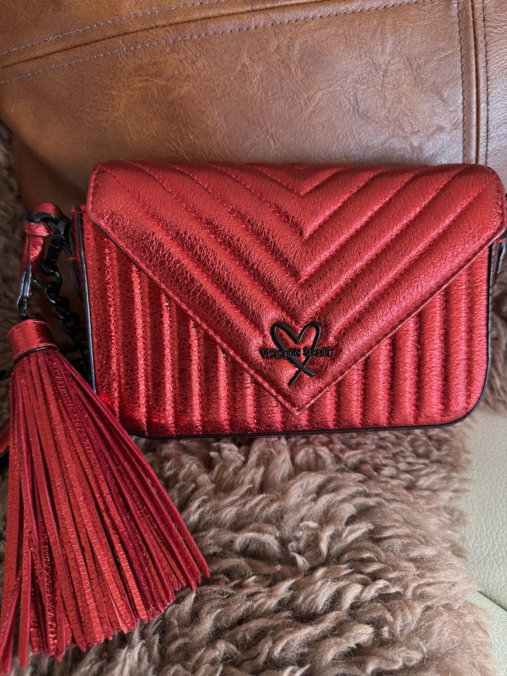 Mini bolso bandolera de cuero negro acolchado en V Victoria's Secret Foto 1 de 4