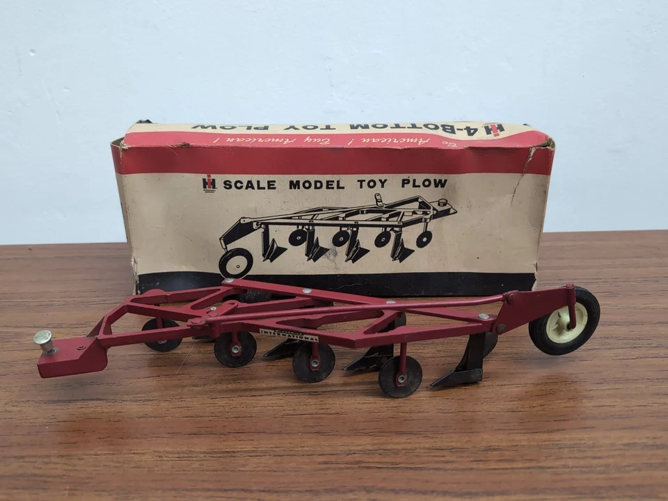 Arado semi-montado con caja Ertl Farm Toy International 4 inferiores 1/16 Foto 1 de 4