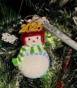 2025 Hallmark Personalizado Pingüino Blanco Softbol Árbol de Navidad Adorno con Etiqueta - Imagen 1 de 1