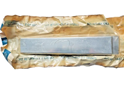 Buick Skylark 1980-1985 NOS LH guardabarros delantero lado moldura inferior GM # 1262079 Foto 1 de 2