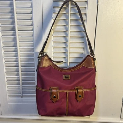 Cartera Dooney & Bourke Wayfarer Hobo Sac Rosa Rojo Lona/Cuero K10036964 Foto 1 de 4