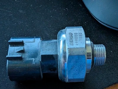 SENSOR INTERRUPTOR DE PRESIÓN DE ACEITE LEXUS RX350 TOYOTA SIENNA VENZA DENSO 499000-7880 L1 Foto 1 de 2