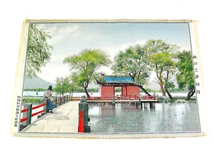 PANEL DE SEDA DE COLECCIÓN Arte Persona Solitaria en el muelle en la escena del agua Chino Japonés - Imagen 1 de 9