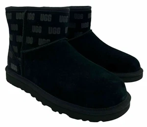 NEU UGG HERREN CLASSIC MINI II UGG PRINT LOGO SCHWARZ VELOURSLEDER LAMMFELL STIEFEL - Bild 1 von 8