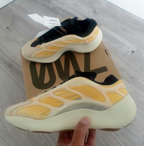 Taglia UK 9 Adidas Yeezy 700 V3 Mono Cartamo ?