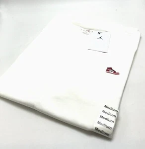 *NEW* Men's NIKE SNEAKER PATCH BRAND T-SHIRTS WHITE (FN5982 100), SZ MD - 2XL - Picture 1 of 4