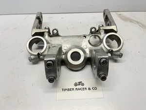 HONDA CB1000C MANILLAR HORQUILLA PUENTE SUPERIOR ABRAZADERA TRIPLE ÁRBOL OEM 53230-MG1-000 - Imagen 1 de 8