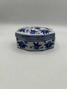 "Caja baratija vintage china azul blanco chino porcelana floral 2,5""x5""" - Imagen 1 de 6