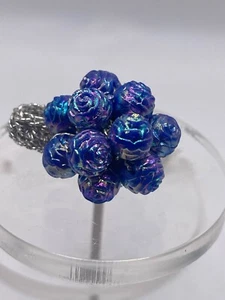 Anillo con racimo de rosa azul bisutería vintage en banda elástica plateada - Imagen 1 de 6
