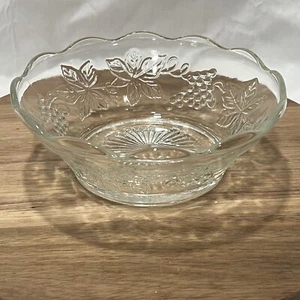 Anchor Hocking Clear Grape & Vine   Scalloped Edge Starburst Base Vtg 8.5in Bowl - Picture 1 of 9