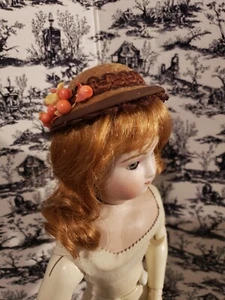 Maßgefertigte Filz Puppenhaube für 6-7 Zoll Kopf mit Vintage Beerenborte Eiche - Bild 1 von 5