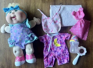 2015 Cabbage Patch Doll Blonde Curly Hair Green Eyes Outfit Bottle Lot - Picture 1 of 8