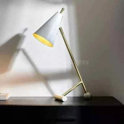 Lámpara de mesa hecha a mano de latón mediados de siglo 1 luz luz luz de pie de noche Foto 1 de 4