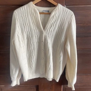 Cremefarbener Lammwollpullover mit Perlenverzierung Größe Medium Adele Joyce - Bild 1 von 10