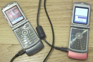 (2) Motorola RAZR V3, One V3 Cingular Pink the other V3c Verizon Grey Powers up - Photo 1 sur 8
