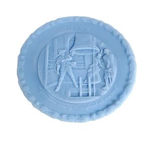Fenton Blue Glass Bicentennial Collector Plate A Portrait of Liberty 1776-1976 - Picture 1 of 7