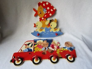 Mertens Kunst 2 Kinder-Garderoben Entenfamilie 1971 Autofahrt 1979 Holz bemalt - Picture 1 of 8