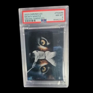 2023- PANINI CHRONICLES ORIGINS TIGER EYES MICKEY MANTLE - NR MINT PSA 8 № TIGMM - Picture 1 of 6