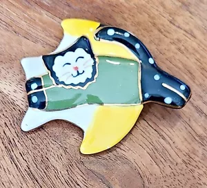 Broche de cerámica y esmalte a lunares gatito gato saltando sobre la luna en suéter verde - Imagen 1 de 4