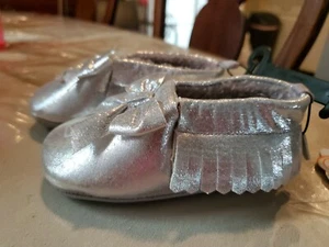 Infant Toddler Girl Soft Shoe Silver Moccasin Booties w/Rubber Sole & Bow Size 5 - Picture 1 of 9