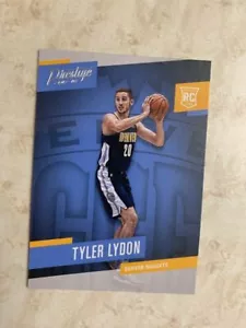 2017-18 Prestige #174 TYLER LYDON NUGGETS RC - Foto 1 di 4