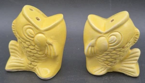 Salero y pimentero vintage de peces koi amarillos coleccionables con tapones - Imagen 1 de 9