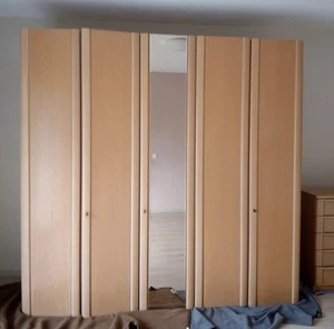 Großer, sehr gut erhaltener buchefarbener Kleider-Spiegelschrank mit Kommoden - Bild 1 von 10