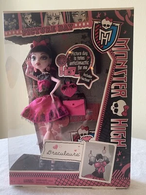 2012 MONSTER HIGH PICTURE DAY - DRACULAURA (Y4310 -NISB NEW IN SEALED BOX) - Image 1 of 2