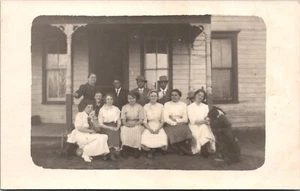 Postal vintage RPPC ~ Familia en el porche con perro ~ KB4 - Imagen 1 de 2