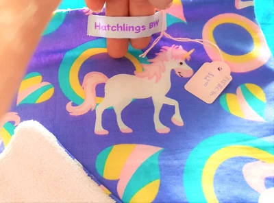 NUEVO CON ETIQUETAS Algodón BURP TELA - UNICORNIOS GORDITOS 55cmL x 22.5cmW por HBW Foto 1 de 4