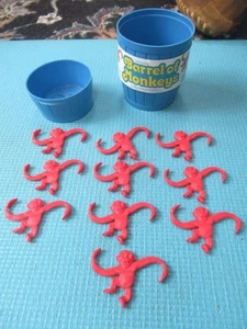 Vintage Lakeside's Barrel of Monkeys contenitore blu DIECI scimmie rosse #8312 - Foto 1 di 10