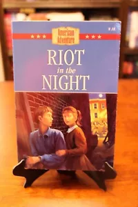 RIOT IN THE NIGHT (The American Adventure #18) by Bonnie Hinman **BRAND NEW** - Imagen 1 de 3