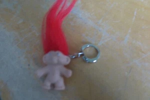 MUÑECA TROLL CON LLAVERO DE COLECCIÓN CON TOP LÁPIZ - CABELLO NARANJA INUSUAL - Imagen 1 de 3