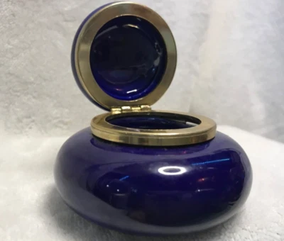 花卉陶瓷铰边饰品盒深蓝色和金色 Bomboniere 爸爸卡西诺黄铜 — 第 1/4 张图片