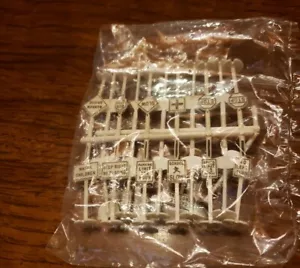24 PLASTICVILLE HO GAUGE TRAIN RAILROAD & STREET SIGNS NEW IN PLASTIC NO BOX - Picture 1 of 3