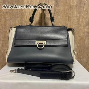 Salvatore Ferragamo Gancini Handtasche Navy Weiß Leder Gebraucht aus Japan - Bild 1 von 10