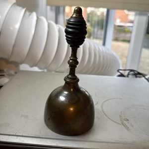 Antigua campana de escritorio de hotel de latón eduardiano con mango de colmena de madera torneado - Imagen 1 de 13